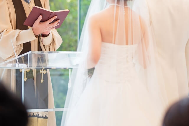 結婚式に招待しない人への報告はすべき？報告の文例も紹介
