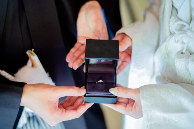 婚約指輪と結婚指輪の違いは？意味や必要性を詳しく解説