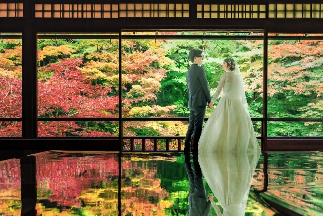 11月に結婚式を挙げる魅力とは？人気の理由とおすすめのドレスを紹介