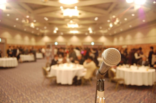 結婚式の司会は誰に依頼すればよい？