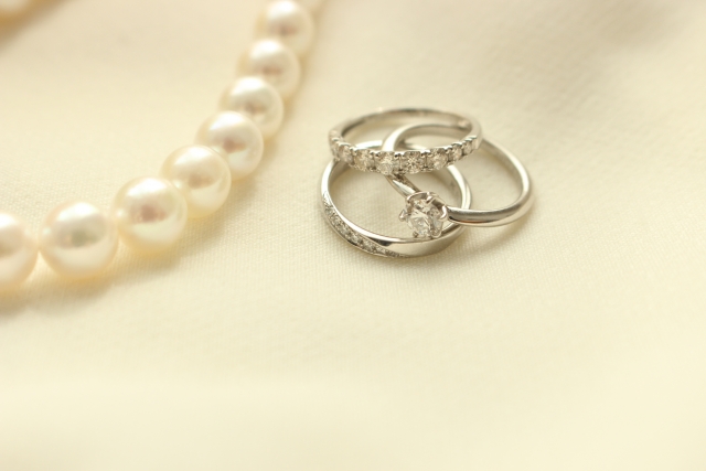 結婚指輪の値段を左右するのは素材とダイヤの大きさ