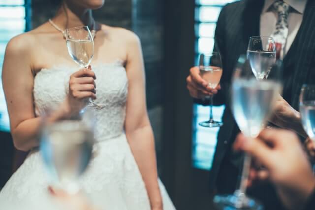 結婚式でお酒を飲めないときは断っても大丈夫？