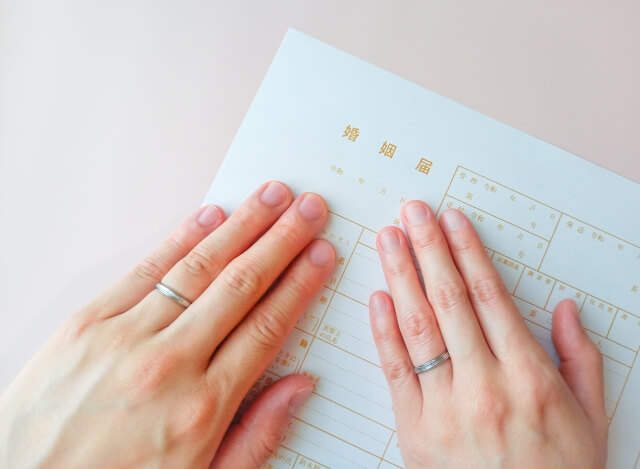 提出したら戻ってこない！婚姻届の記念写真を残そう