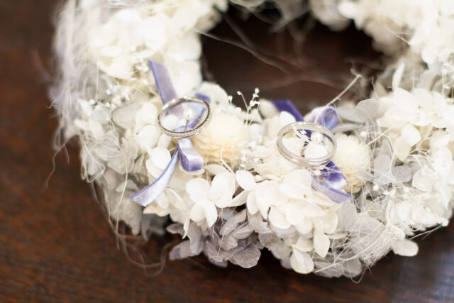 【後悔しない】結婚式のテーマに合わせたリングピローの選び方