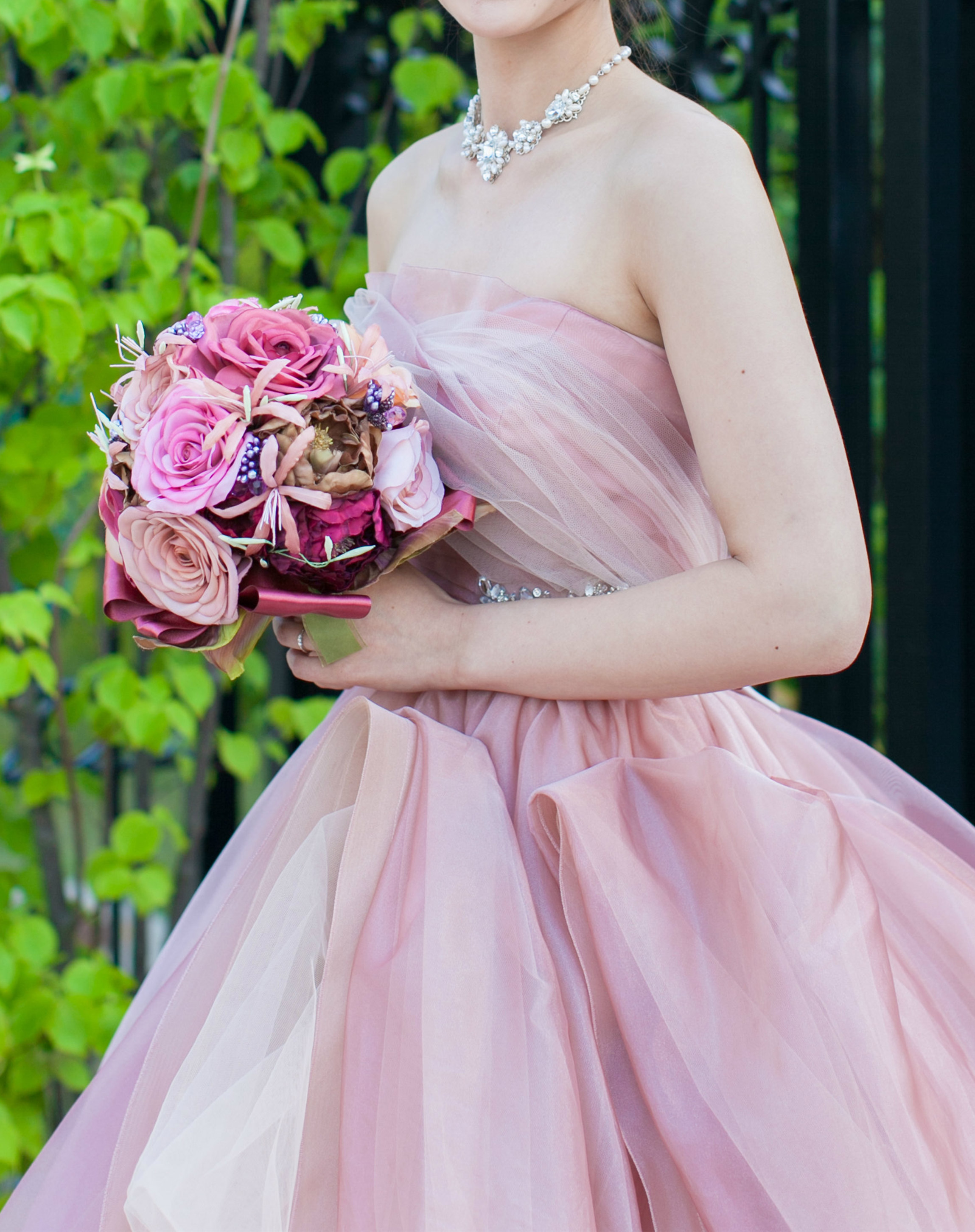 淡いピンクの王道カラードレスは上品なくすみ色を選んで