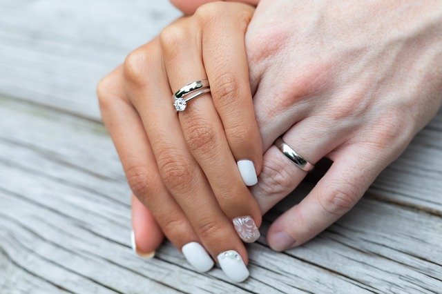 結婚指輪をつける指