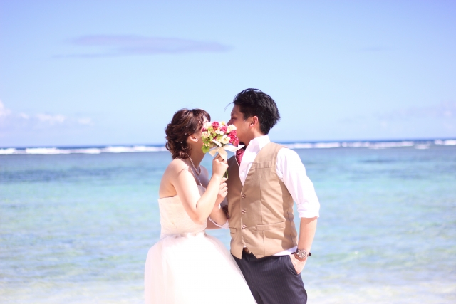 髪飾り　フラワー　ビーチ婚　前撮り 2019年10月版】沖縄で前撮り！花嫁さんのヘアスタイル16例